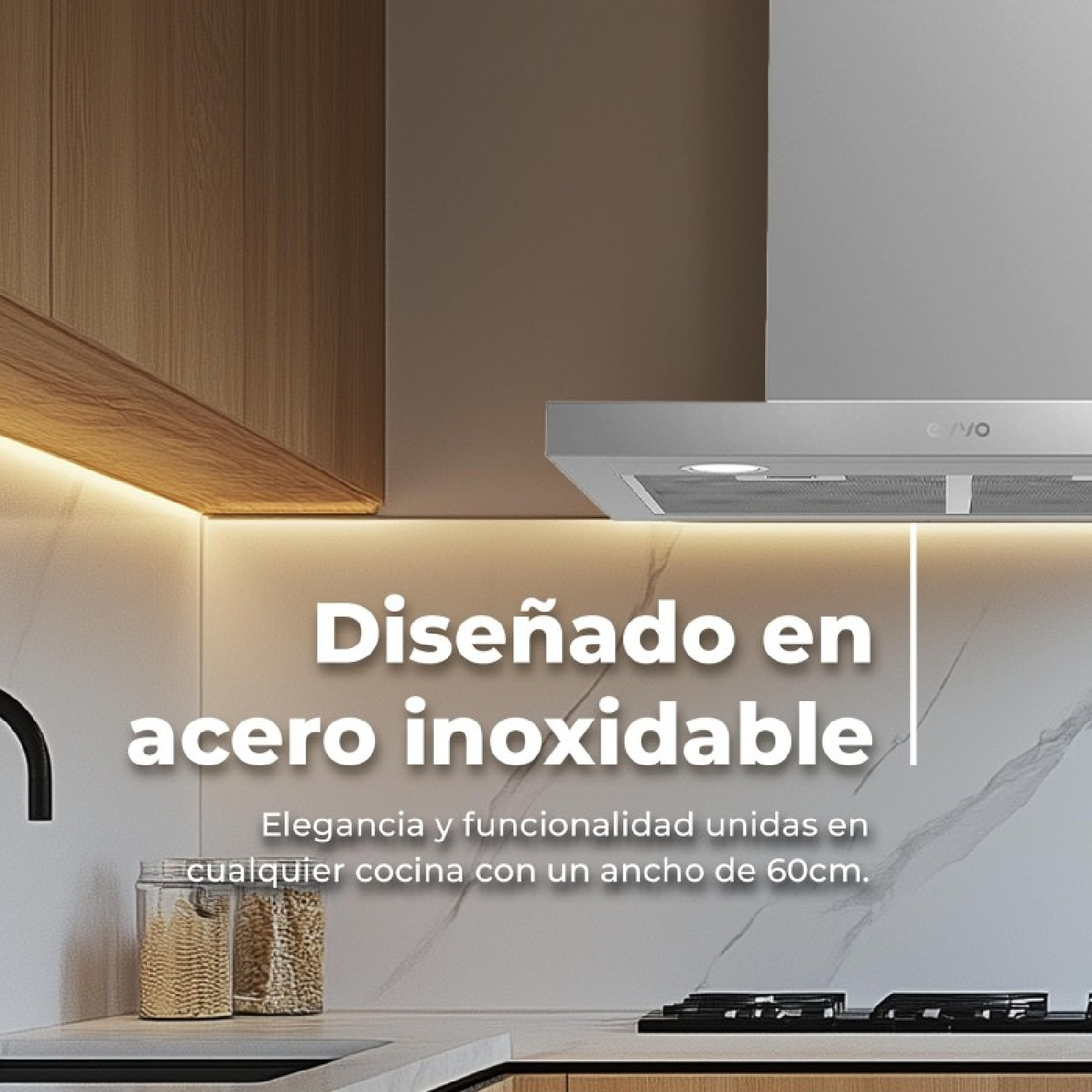 Cappa in acciaio inox sopra un fornello con paraschizzi in marmo e mobili in legno.