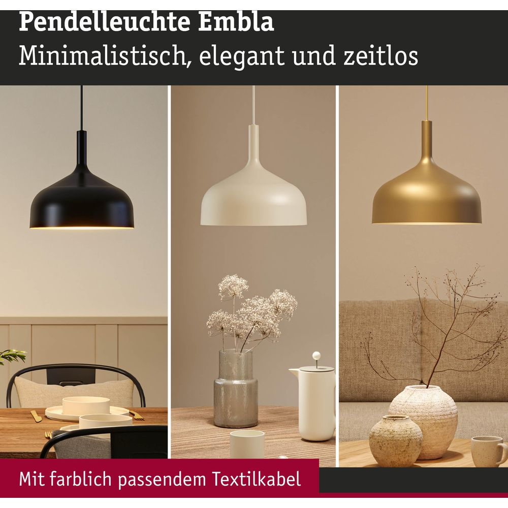 Trzy lampy wiszące w kolorze czarnym, kremowym i złotym nad stołem i sofą.