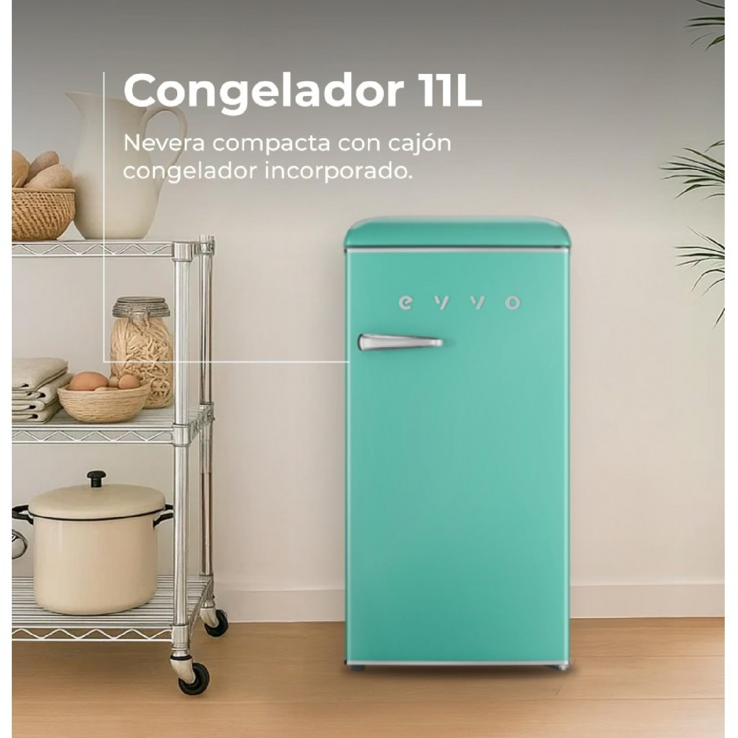 Un frigorifero turchese con maniglia argentata accanto a uno scaffale metallico con cibo.