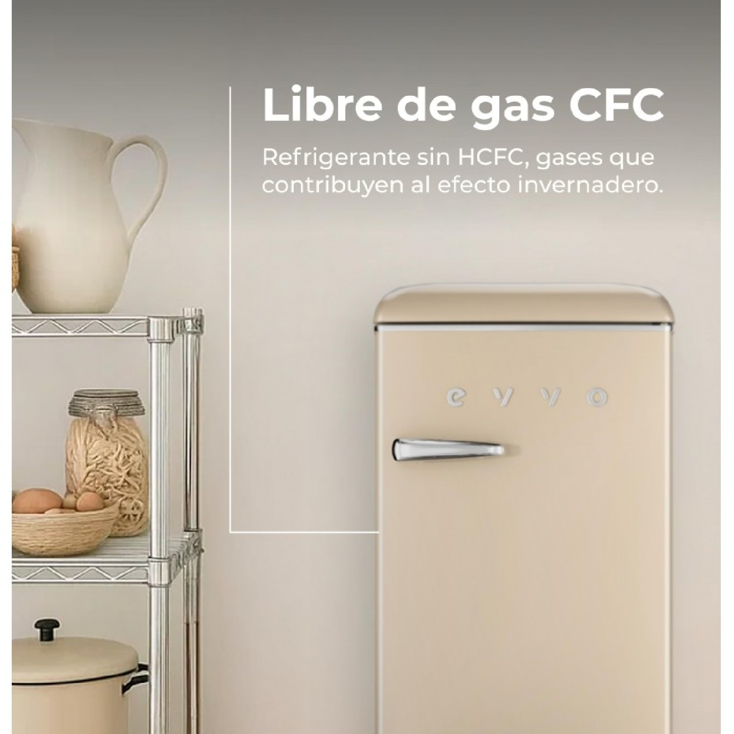 Un refrigerador color crema con tirador y logo plateados. Junto a él, una estantería con alimentos.