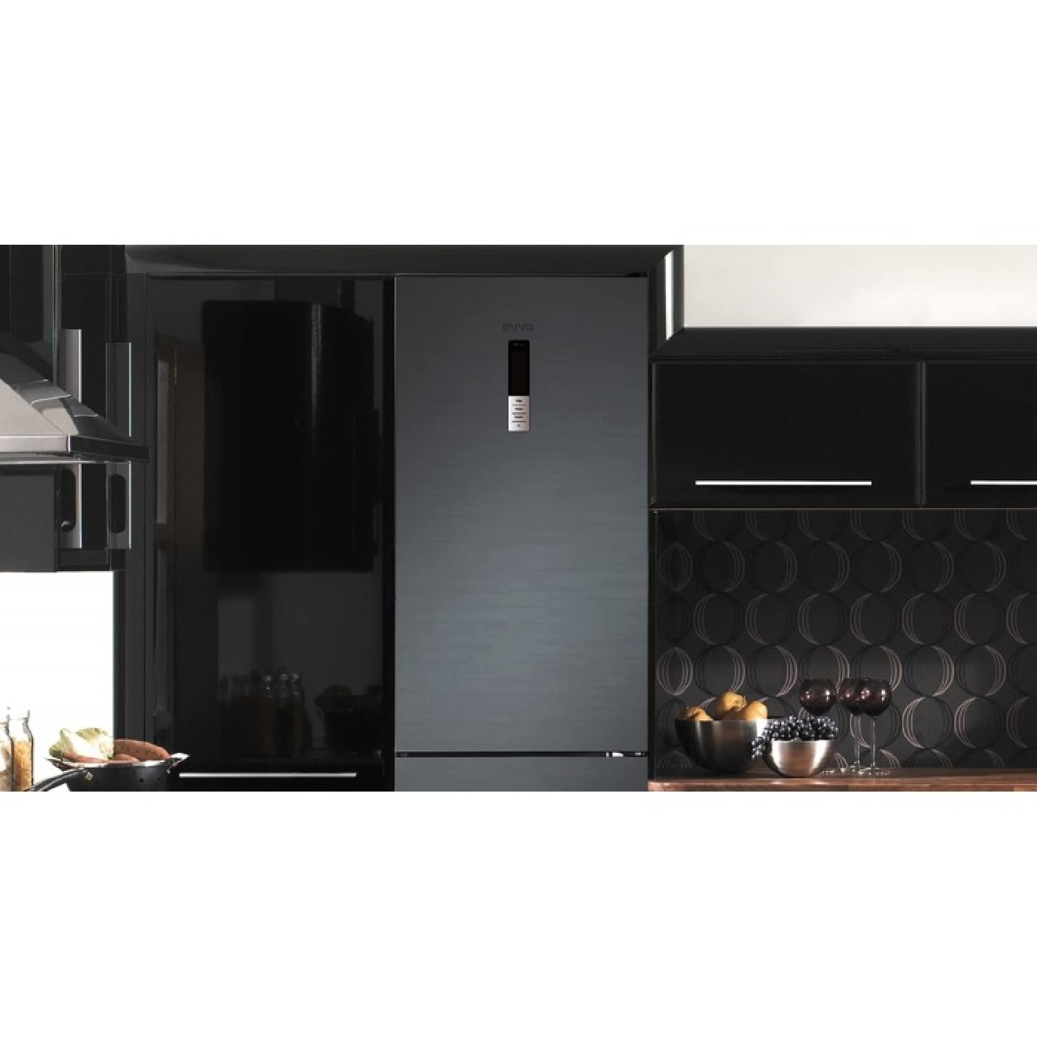 Cocina moderna con frigorífico de acero inoxidable, armarios negros y fruta.