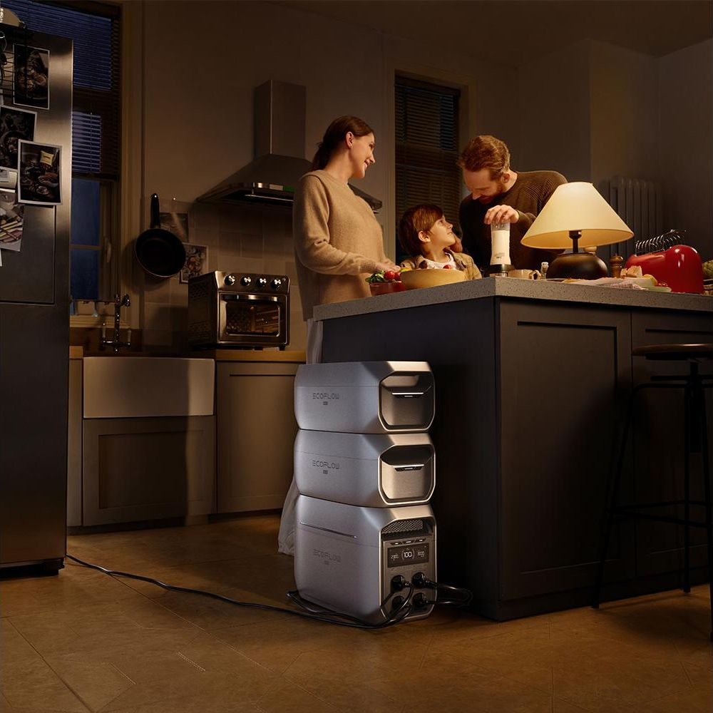 Famiglia in cucina con dispositivi EcoFlow impilati.