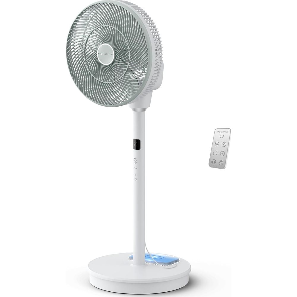 Un ventilatore da terra bianco con telecomando e base di ricarica.
