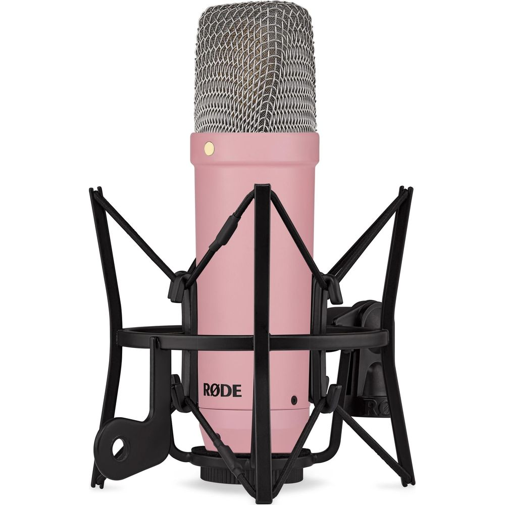 Microfono a condensatore rosa con supporto elastico nero su sfondo bianco.