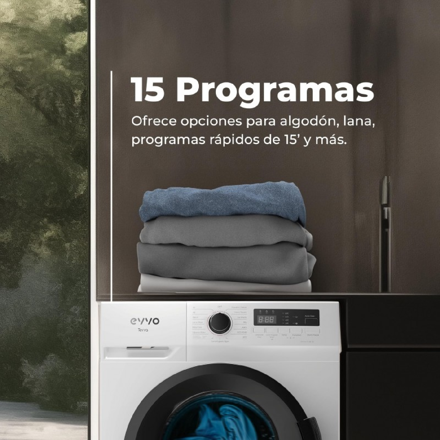 Una lavadora blanca con 15 programas, ropa apilada encima.
