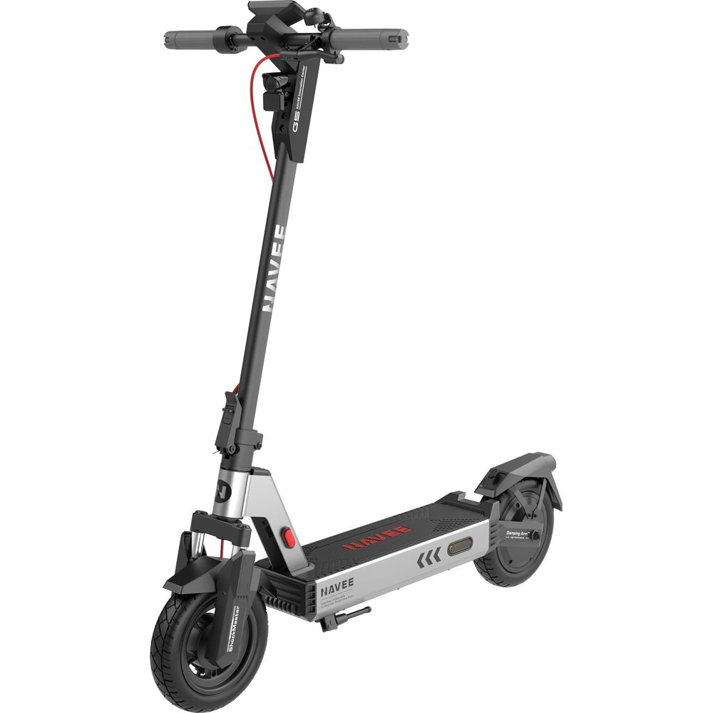 Ein silberner und schwarzer E-Scooter mit dem Navii-Logo auf dem Lenker und Trittbrett.
