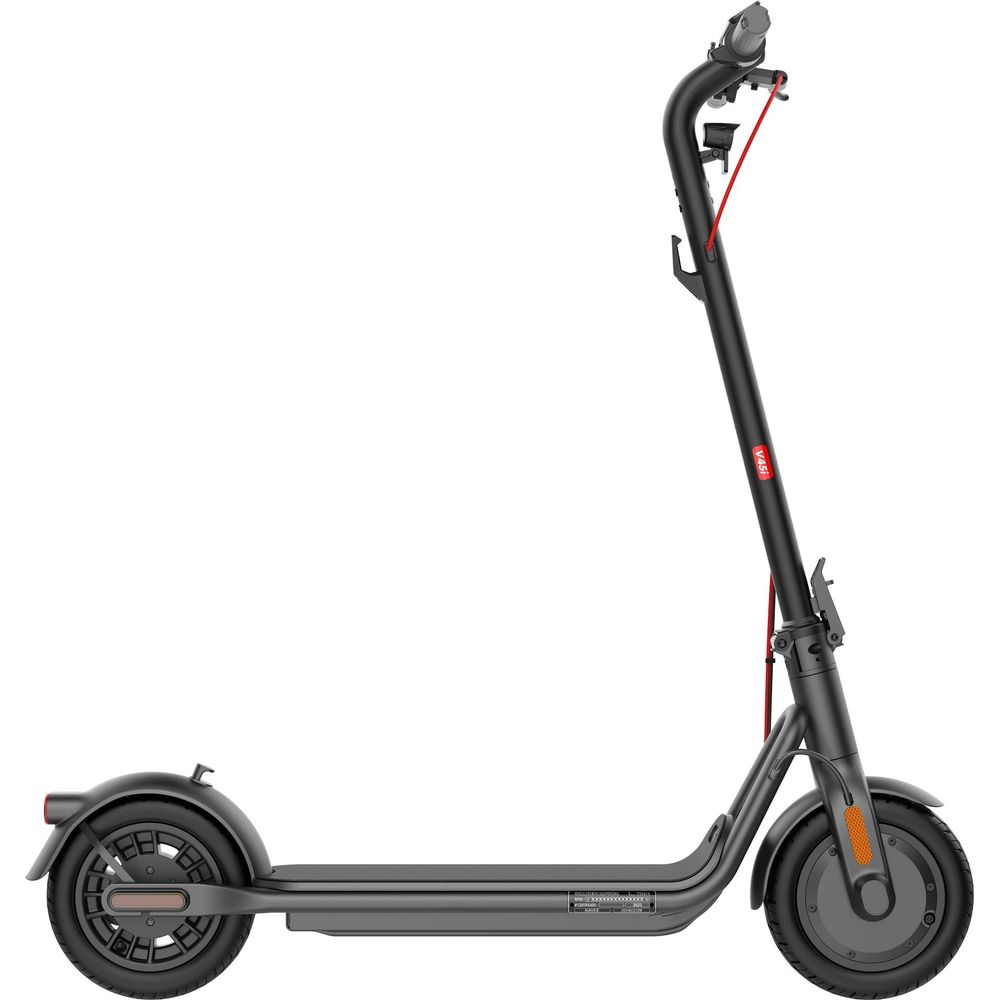 Uno scooter elettrico nero con accenti rossi su sfondo bianco.