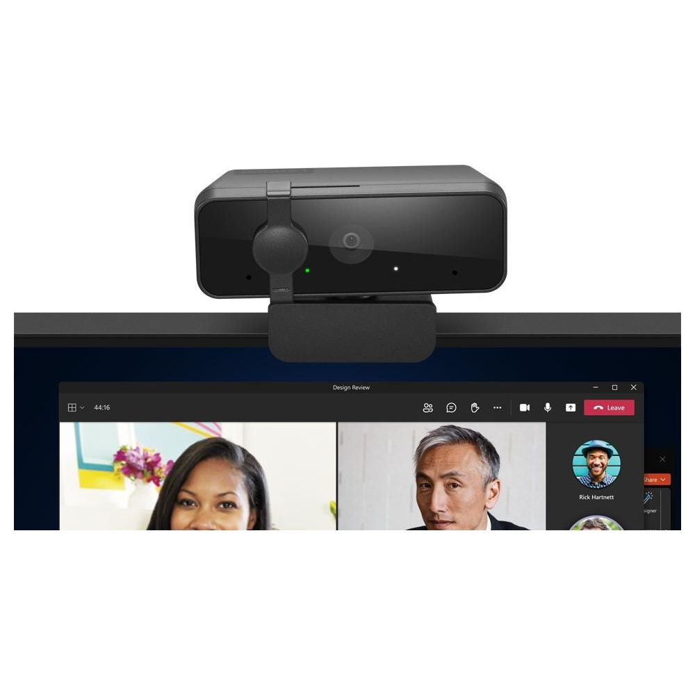 Webcam boven de monitor toont videogesprek met drie deelnemers.