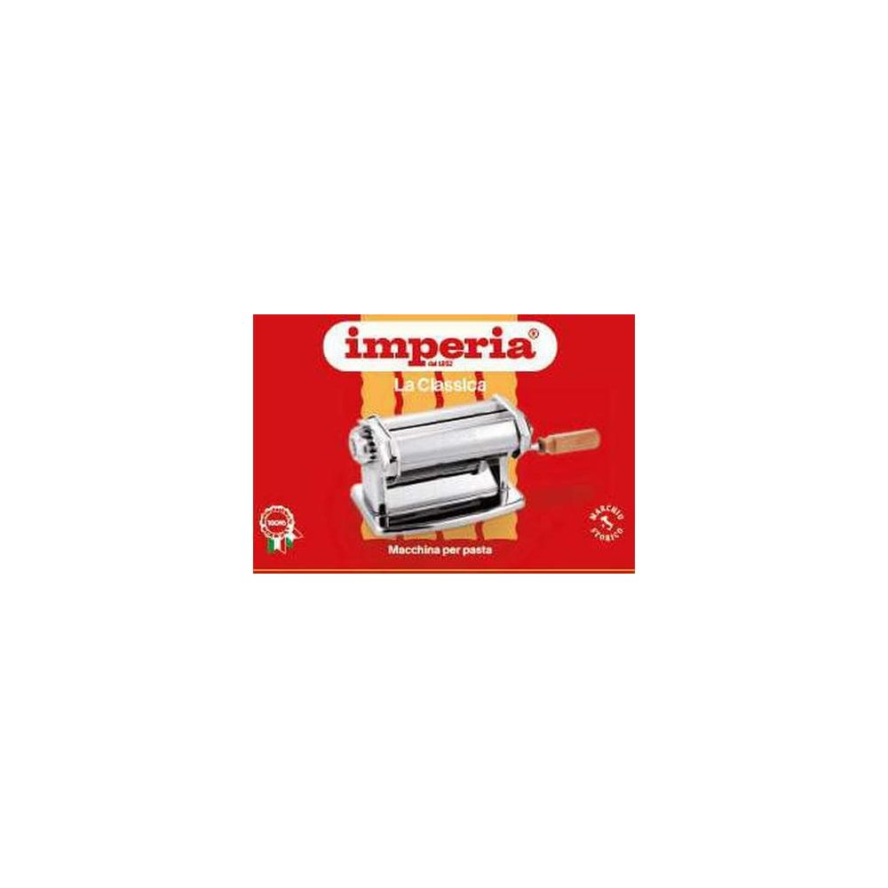 Macchina per pasta argentata con manico in legno su base rossa.