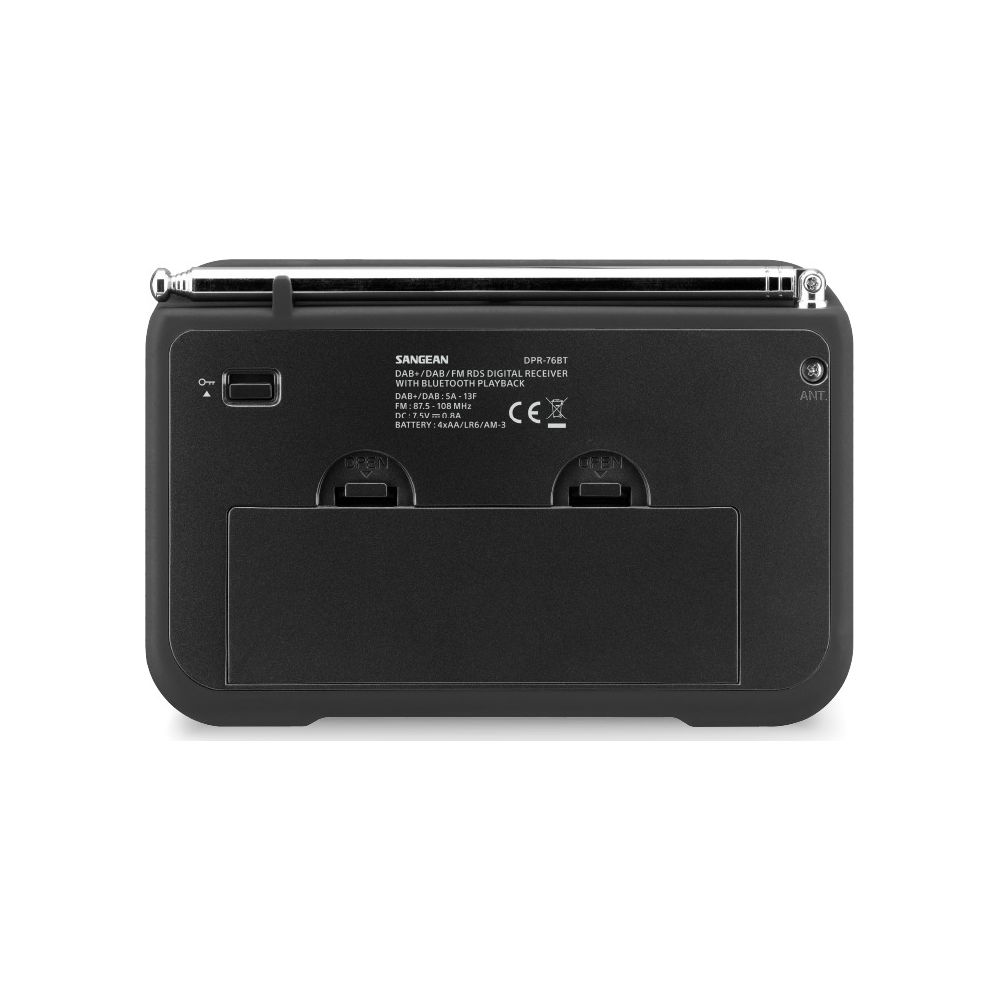 Radio numérique Sangean DPR-76BT noire avec antenne, commandes et compartiment batterie.