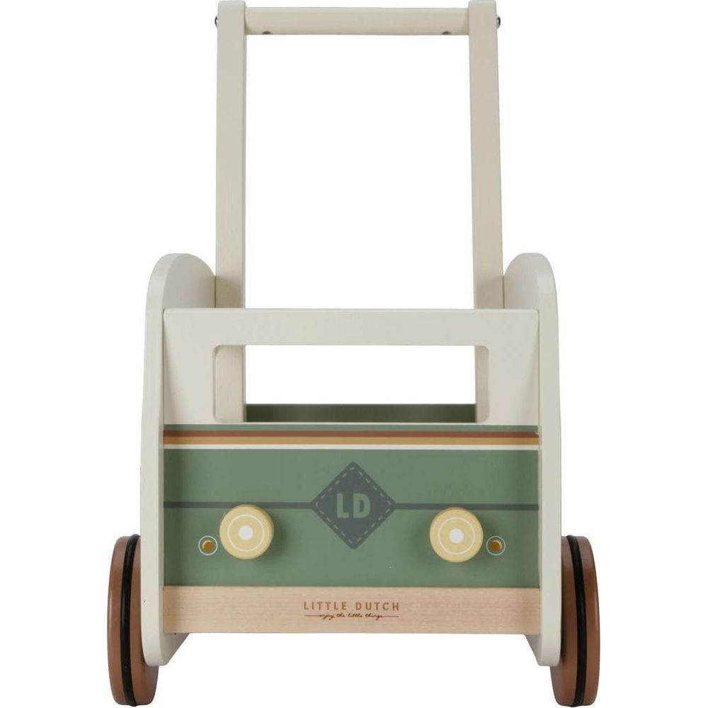 Ein hölzerner Lauflernwagen mit grünen und weißen Akzenten und braunen Rädern.