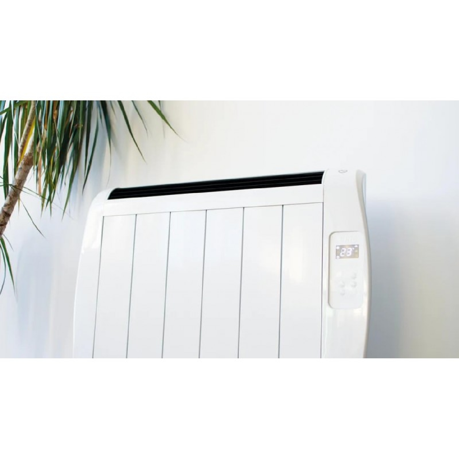 Un radiador eléctrico blanco con pantalla digital junto a una planta verde.