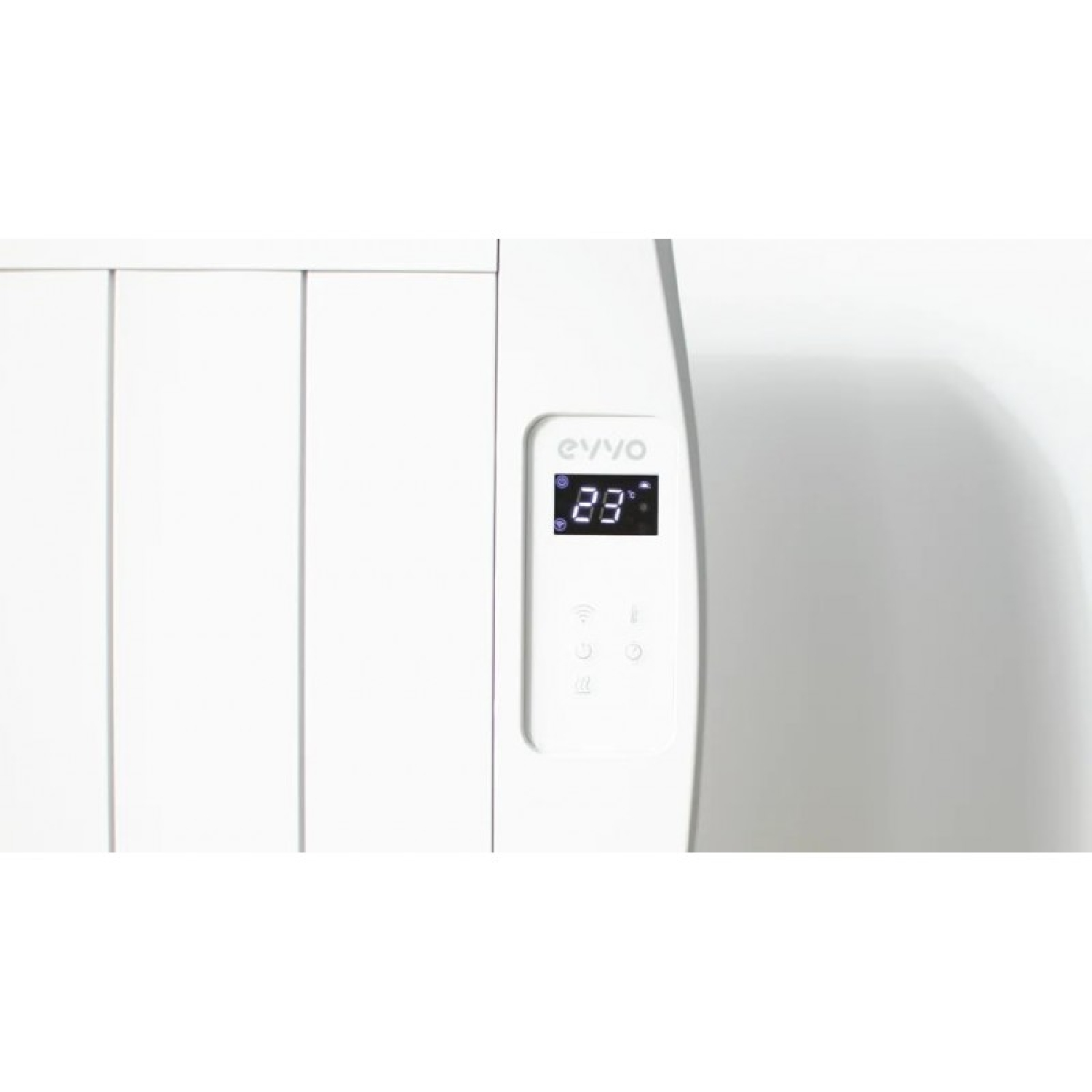 Un radiador blanco eléctrico muestra una temperatura de 23 grados.