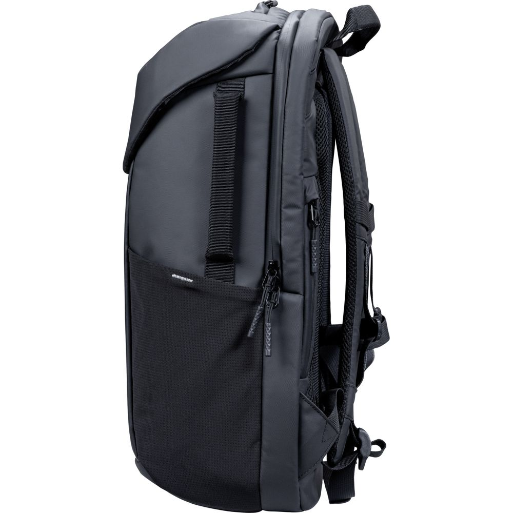 Uno zaino nero con diverse cerniere e tasche, mostrato di lato.