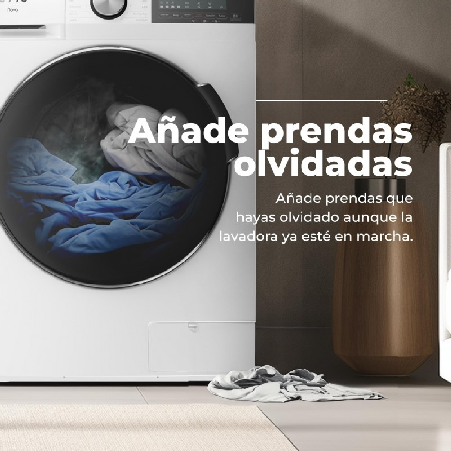 Lavadora blanca con ropa azul dentro y texto en español.