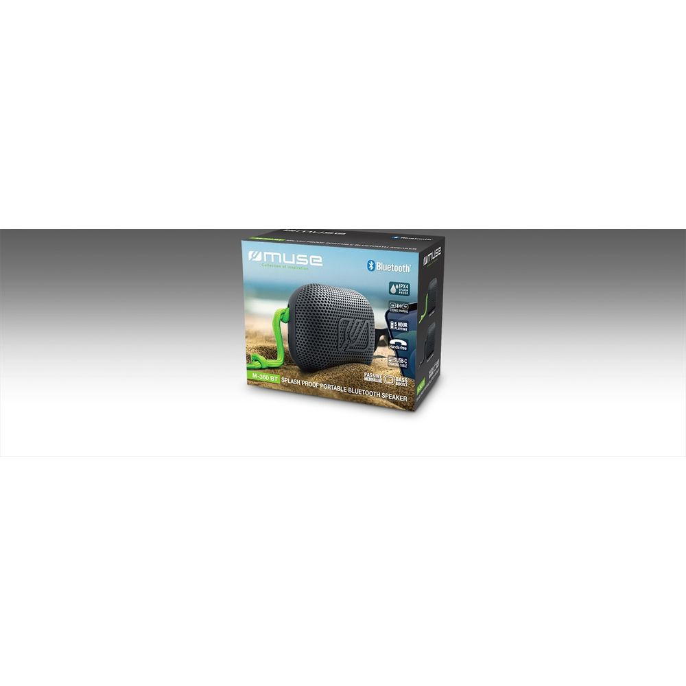 Ein schwarzer tragbarer Muse Bluetooth-Lautsprecher mit grünem Gurt wird in seiner Verpackung gezeigt.