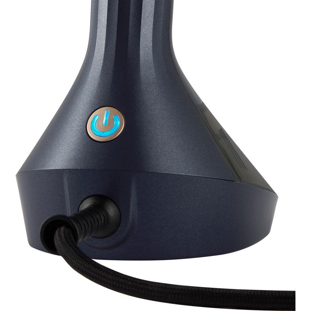 Dunkelgrauer Lampenfuß mit blau beleuchtetem Netzschaltersymbol und schwarzem Kabel.
