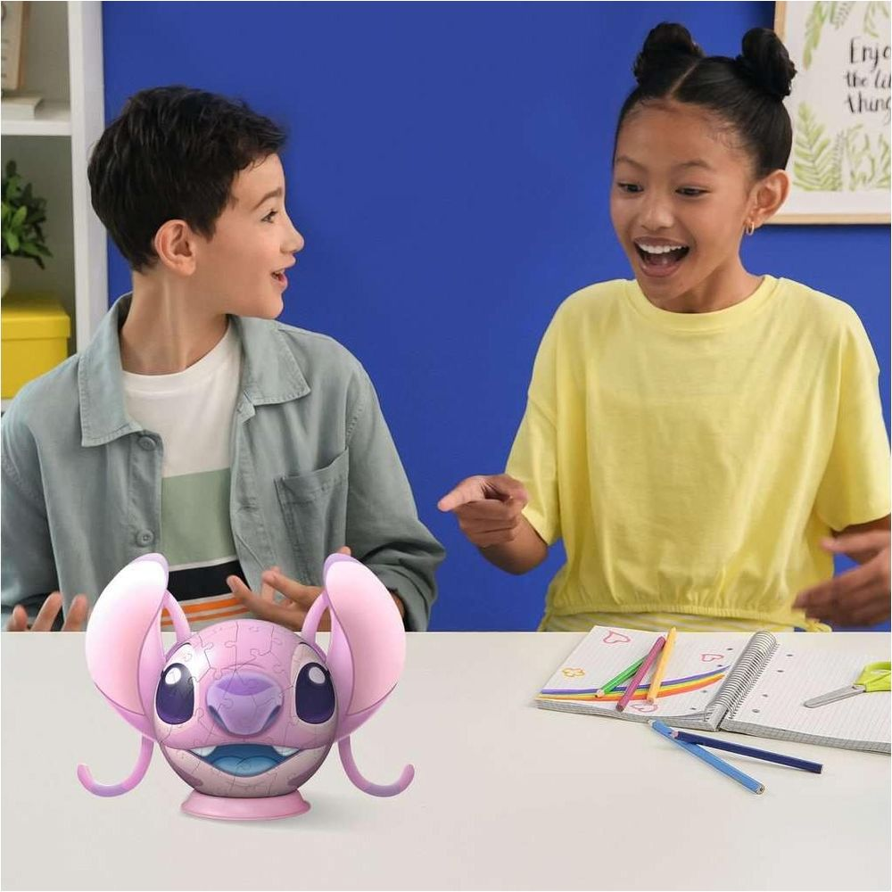 Due bambini guardano un puzzle di Stitch. Ragazzo a sinistra, ragazza a destra.