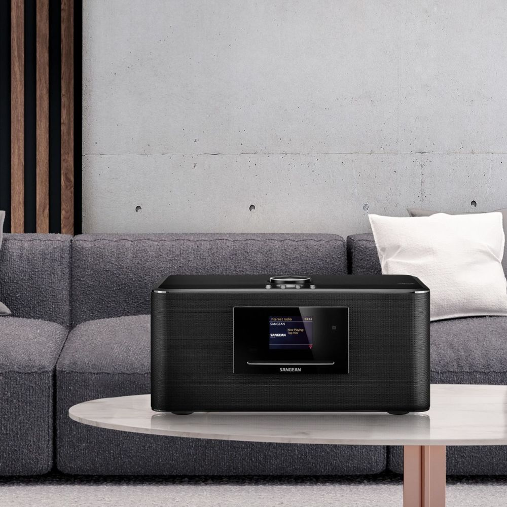 Una radio internet nera con schermo su un tavolino.