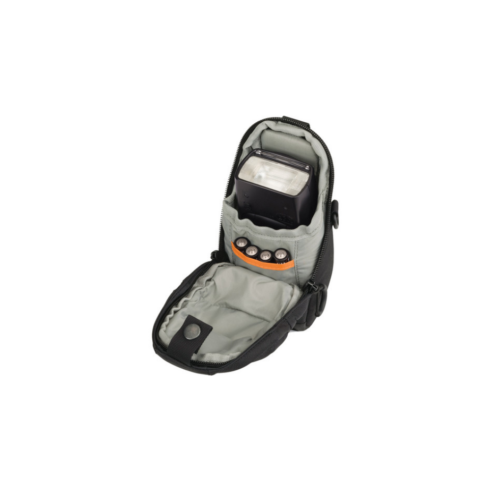 Schwarze Kamerablitz-Tasche mit Blitz und vier Batterien.