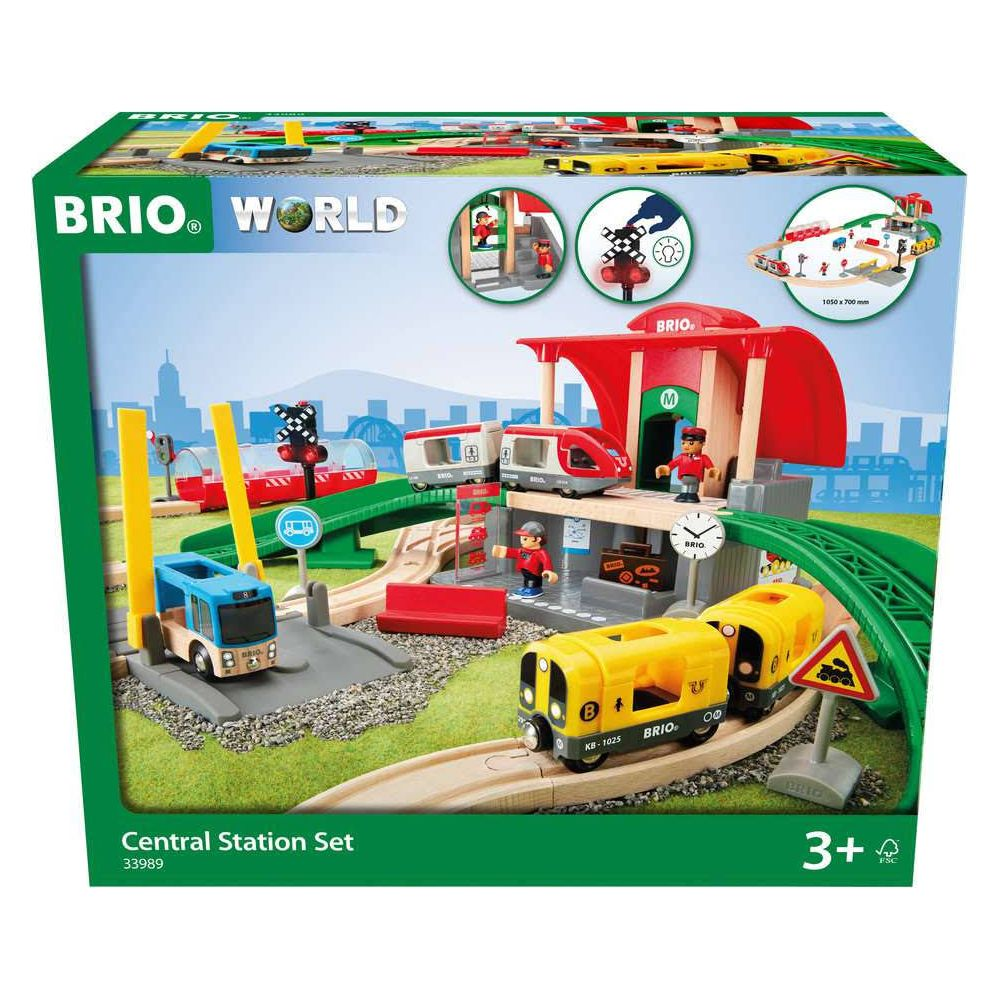 BRIO Welt Spielzeugbahnhof mit Zügen, Bushaltestelle, Figuren und Gleisen.