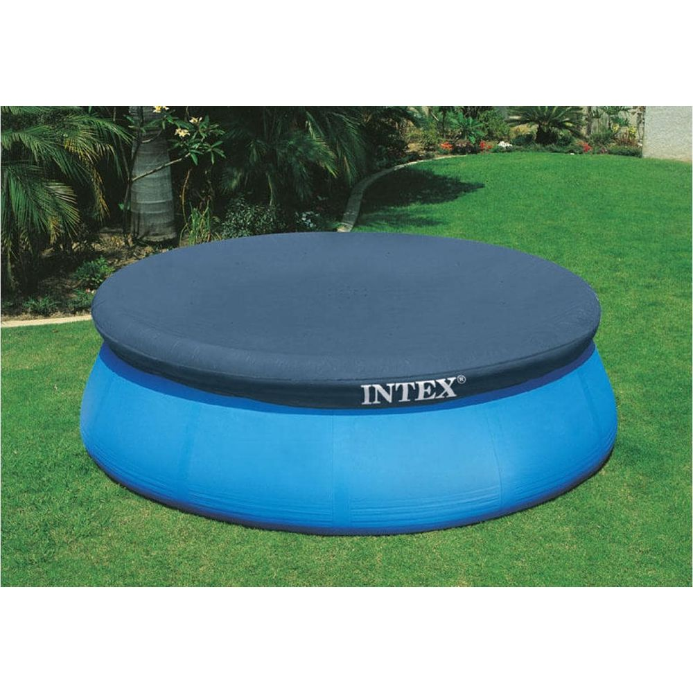 Ein blaues aufblasbares Intex-Schwimmbecken mit dunkler Abdeckung auf Rasen.
