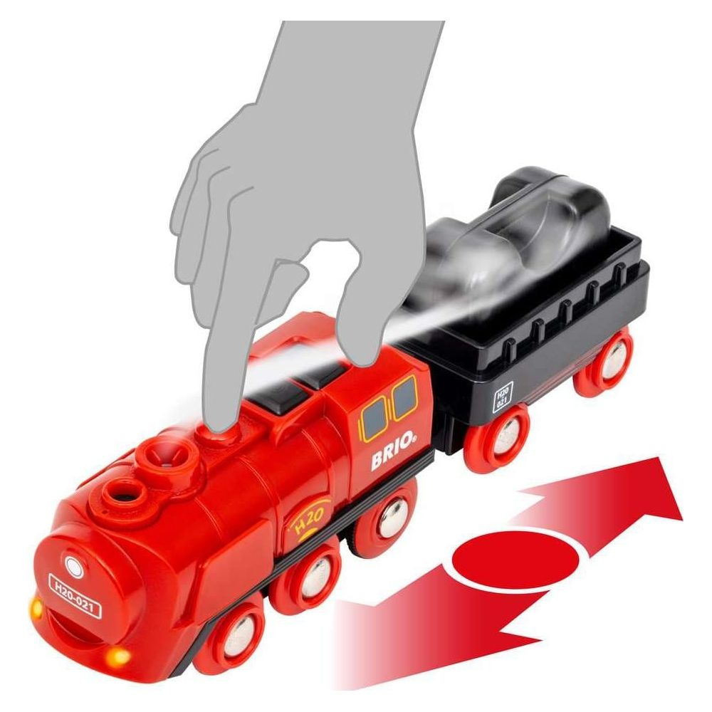 Ein roter BRIO-Spielzeugzug mit schwarzem Anhänger und einer Hand, die ihn bedient.