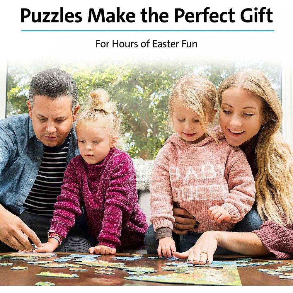 Una famiglia assembla un puzzle insieme, seduta per terra.