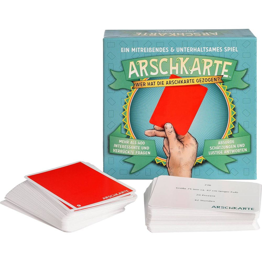 Spiel "Arschkarte" mit Kartenstapeln und Spielschachtel. Hand hält rote Karte.