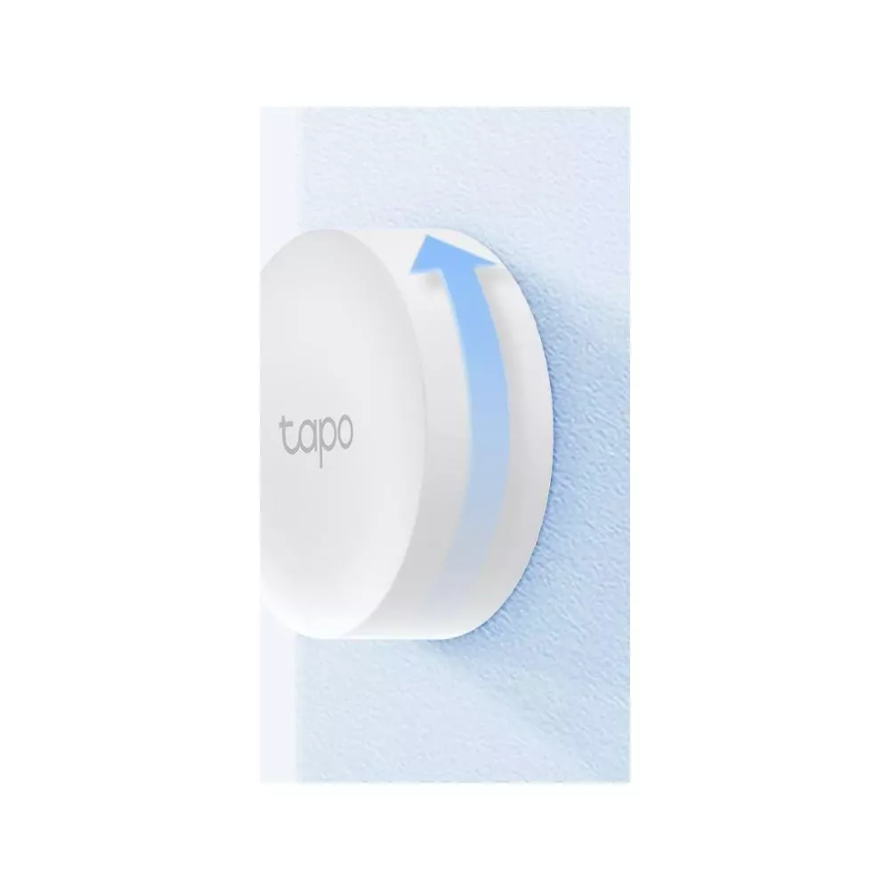 Un appareil Tapo blanc est monté sur un mur bleu clair, avec une flèche indiquant la rotation.