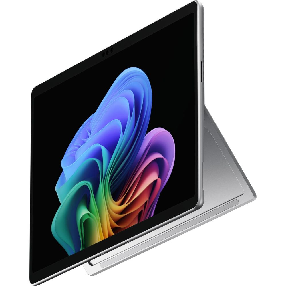 Laptop argentato che mostra uno sfondo astratto colorato sullo schermo.