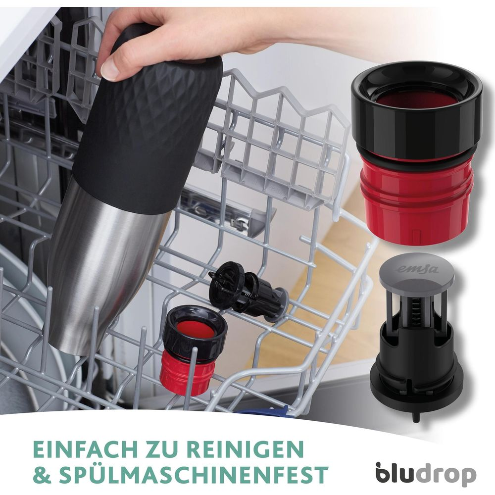 Hand legt Edelstahl-Mixeraufsatz in Spülmaschine. Zubehörteile daneben.