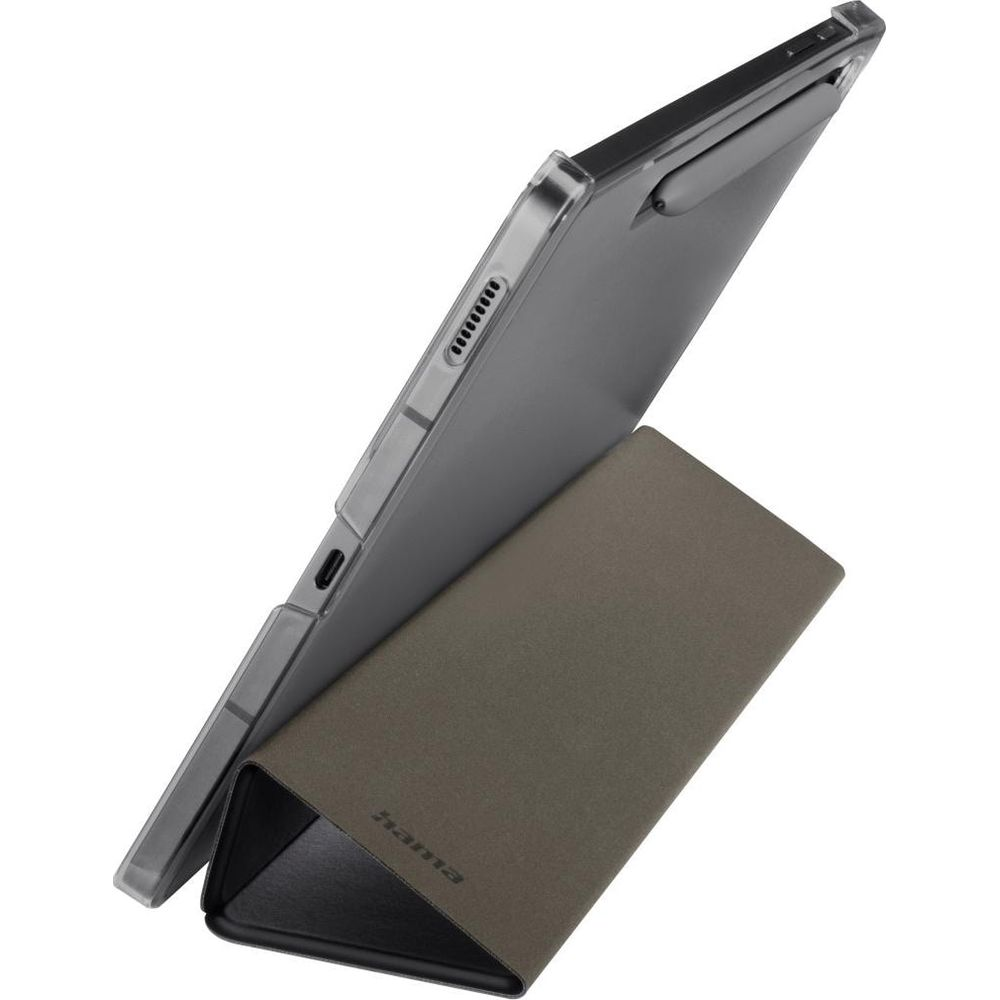 Ein graues Tablet in einer dunkelgrauen Hülle, auf einer gefalteten braunen Hülle abgestützt.