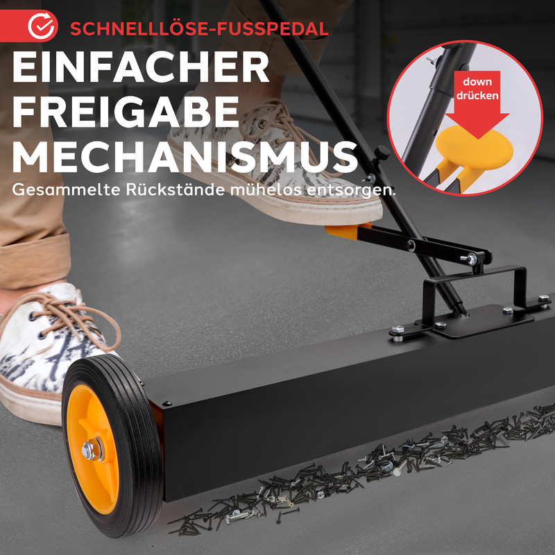 Ein Mann nutzt ein Pedal, um eine magnetische Kehrmaschine zu bedienen, die Schrauben aufsaugt.