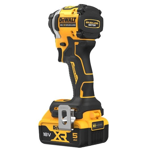 Un avvitatore a impulsi cordless Dewalt giallo e nero con motore brushless.
