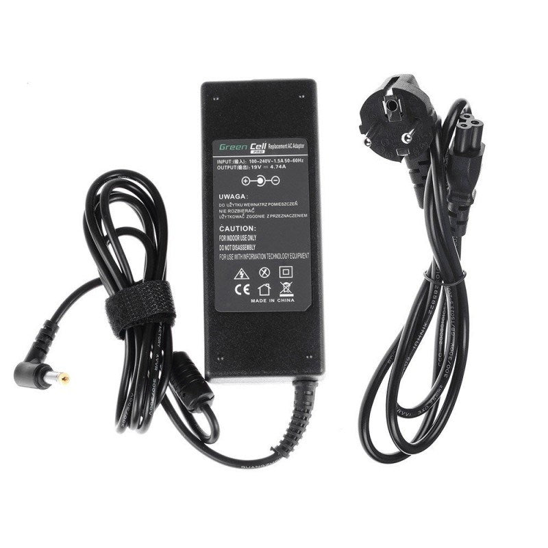 Ein schwarzes Netzteil mit Kabeln und Stecker, beschriftet mit 'Green Cell'.
