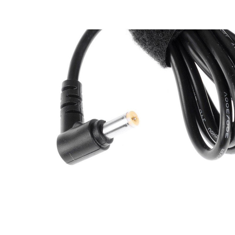 Ein schwarzer Stecker mit einem silbernen Metallstift und einem gelben Punkt.