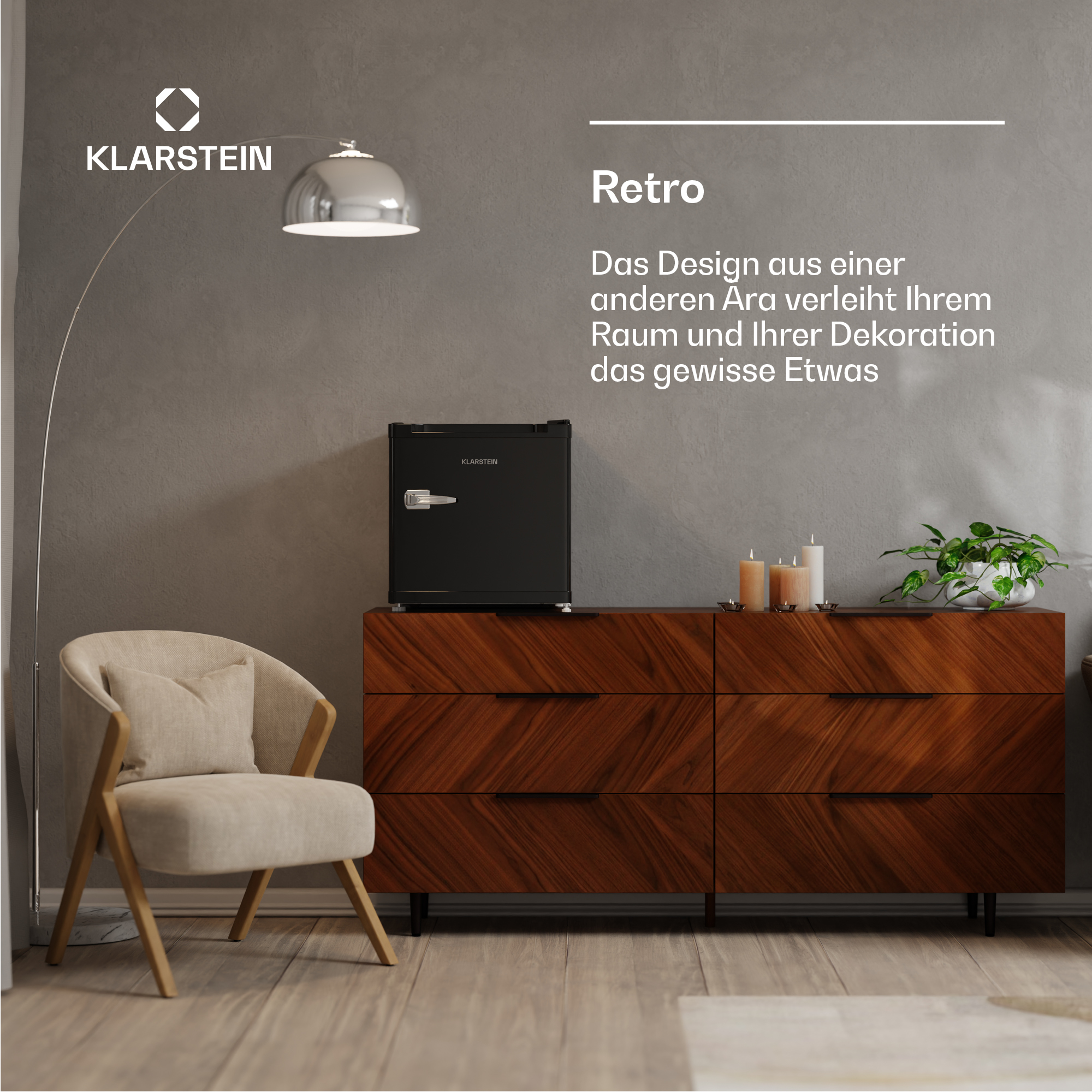 Ein retro-inspirierter Raum mit einem schwarzen Minikühlschrank auf einer Holzkommode.