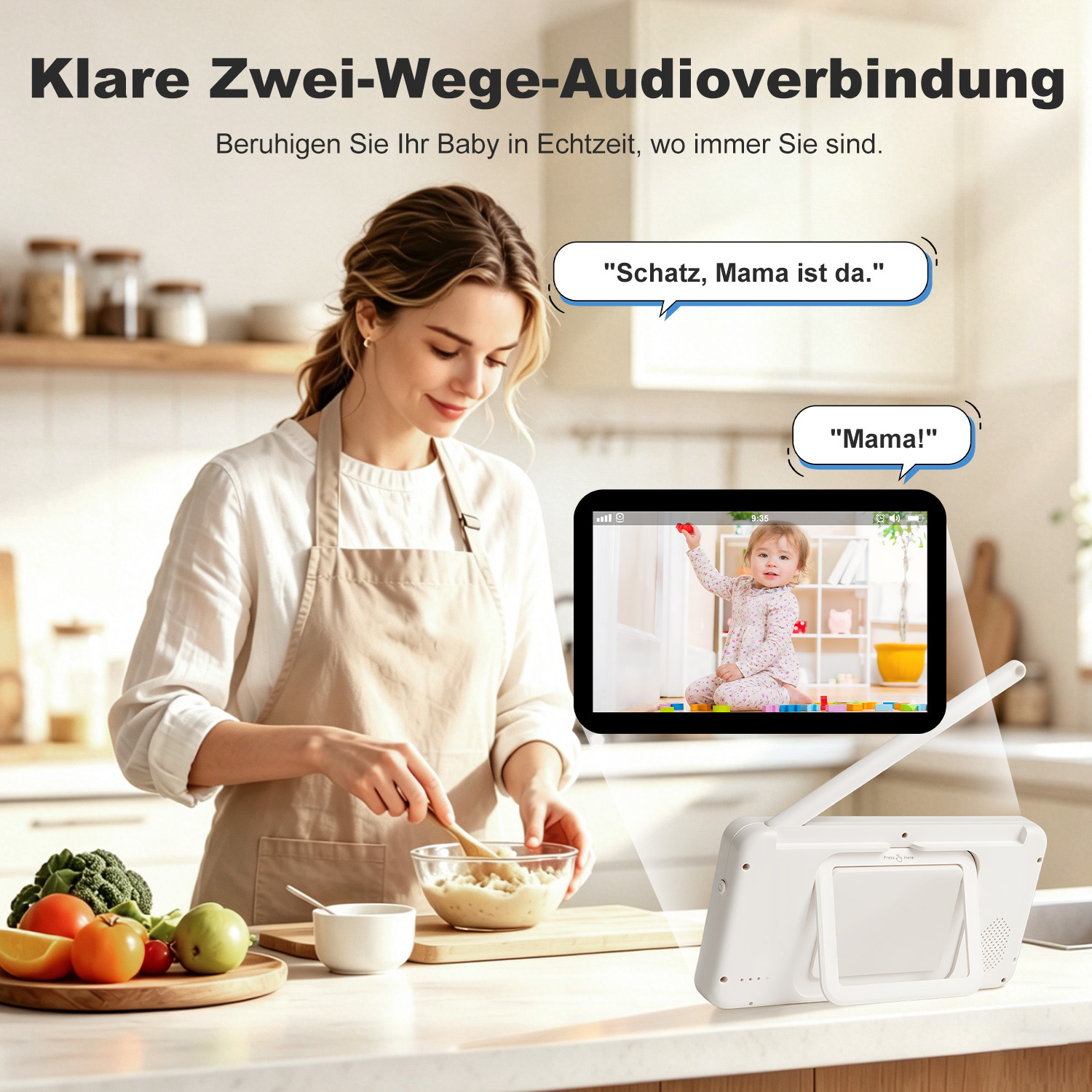 Eine Frau kocht, während sie auf einen Baby Monitor schaut, der ihr Baby zeigt.