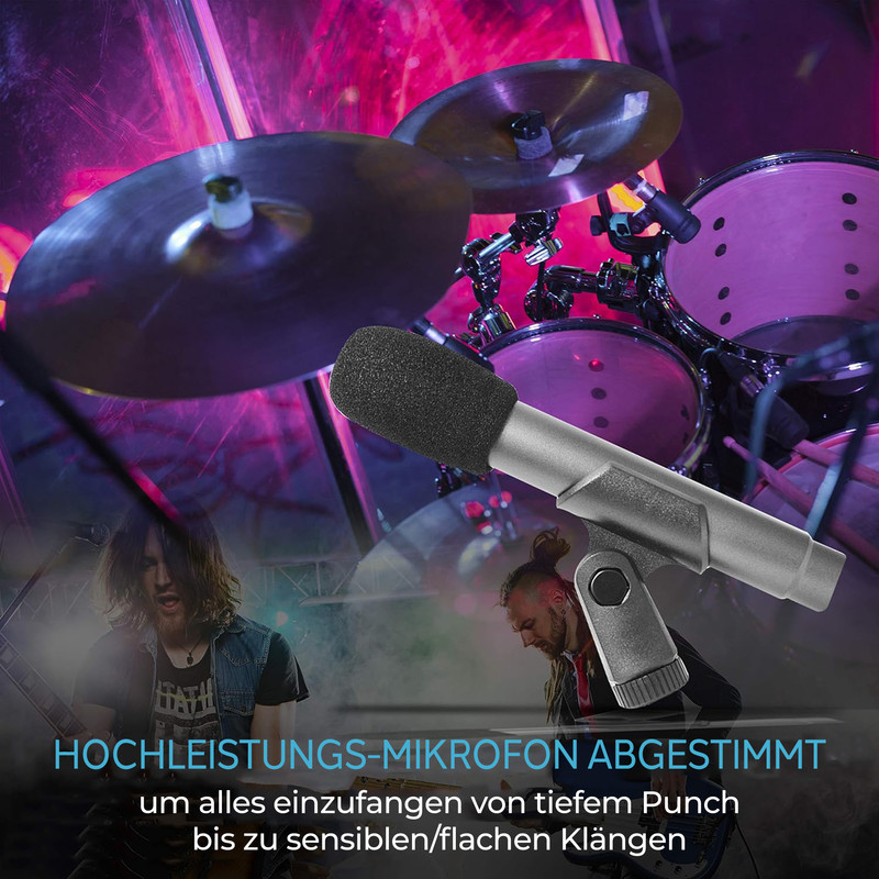 Mikrofon vor Schlagzeug und Musikern, mit Text.