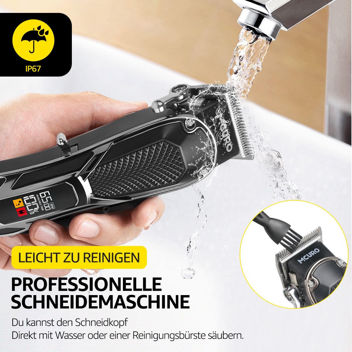 Eine Hand hält einen wasserdichten Haarschneider unter fließendem Wasser.