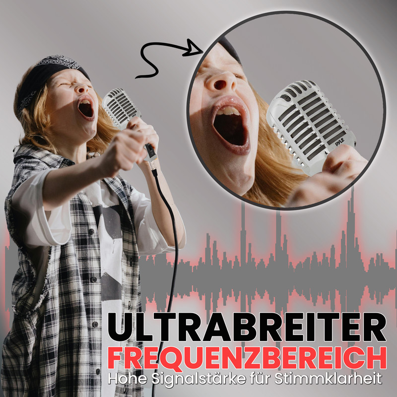 Junge Person singt in ein Mikrofon. Nahaufnahme zeigt Mund und Mikrofon.