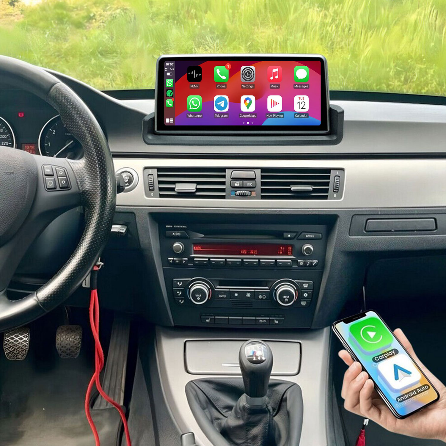 Autoinnenraum mit Armaturenbrett-Bildschirm, der Apps und Telefonanzeige für CarPlay/Android Auto zeigt.