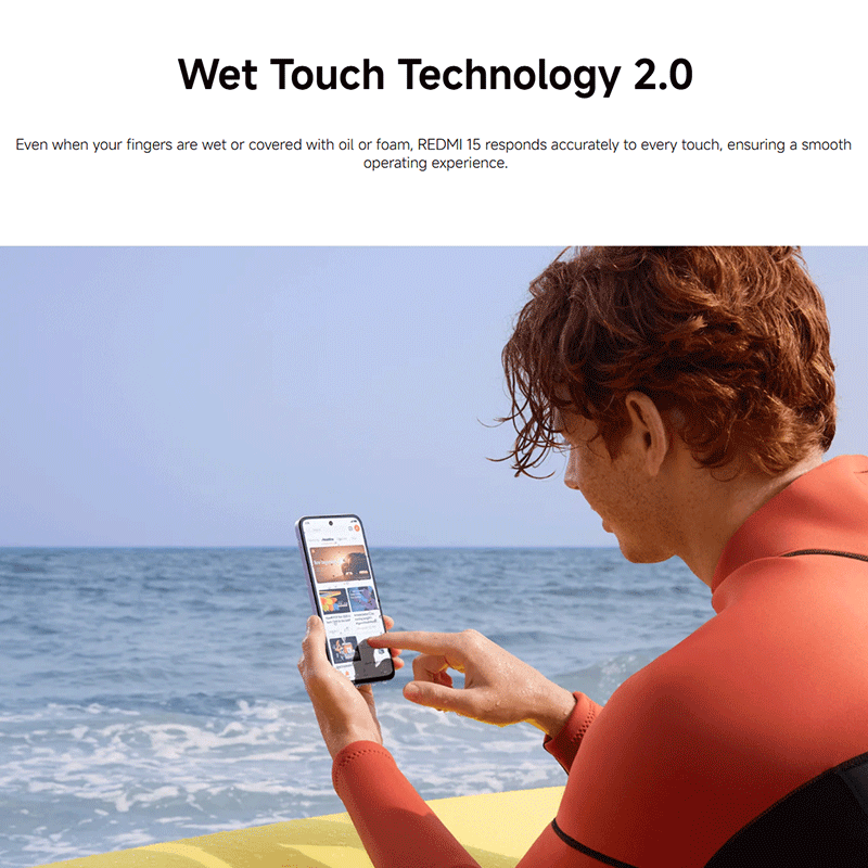 Mann in Neoprenanzug bedient Handy am Strand, Meer im Hintergrund.