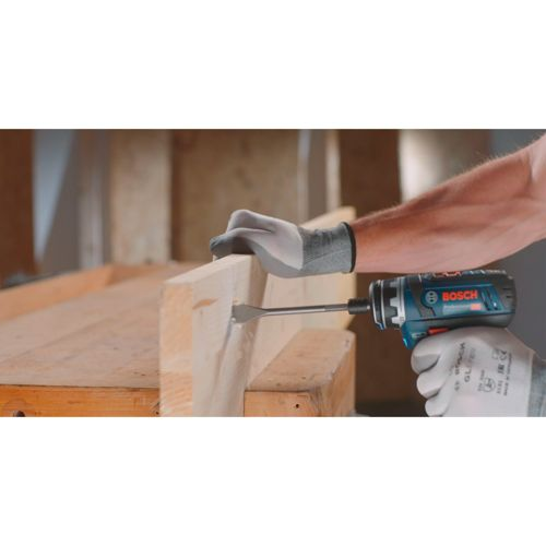 Un artisan perce un morceau de bois avec une perceuse Bosch bleue.