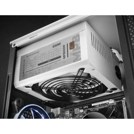 Un alimentatore bianco con ventola e cavi all'interno di un case per computer.