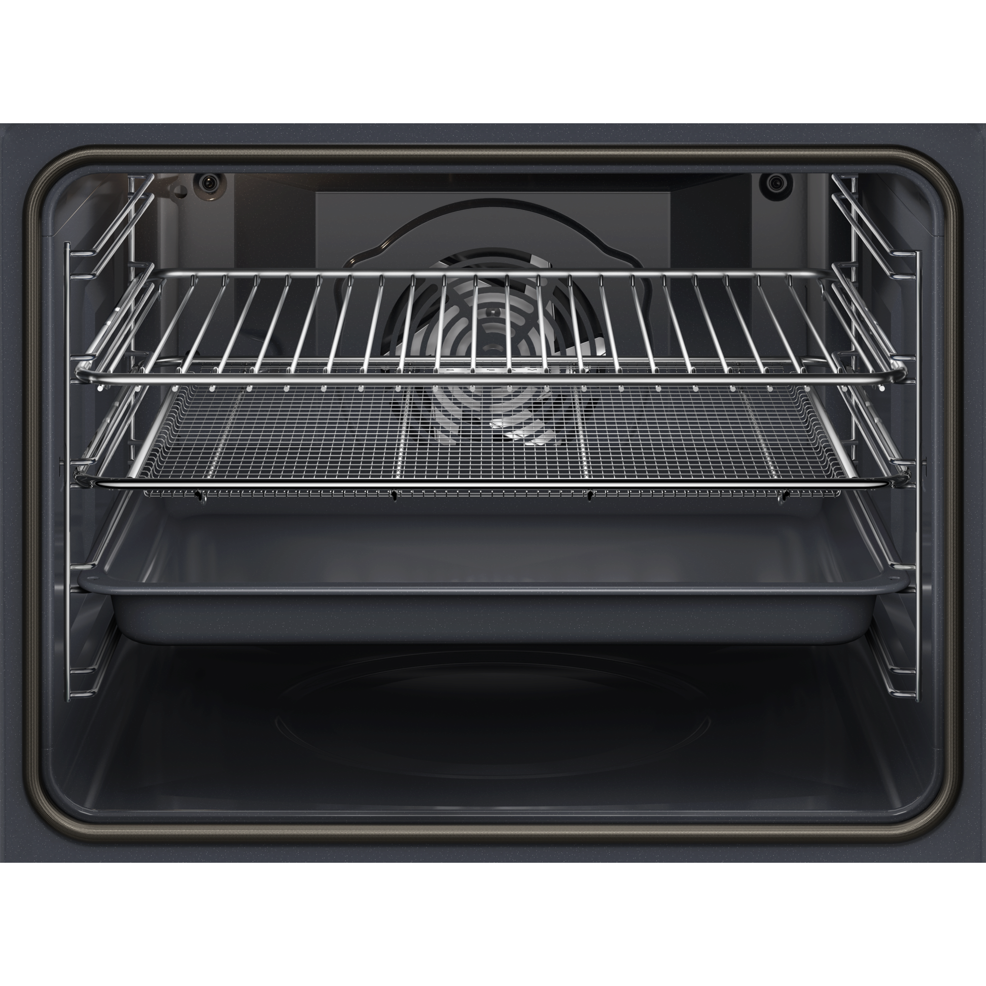 Interior de un horno oscuro con dos rejillas y una bandeja.