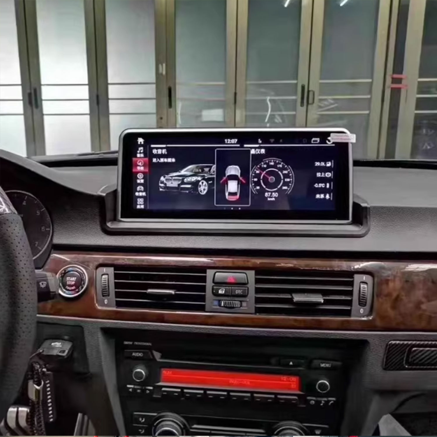 Das Armaturenbrett eines Autos mit einem digitalen Bildschirm, der Fahrzeugdaten anzeigt.