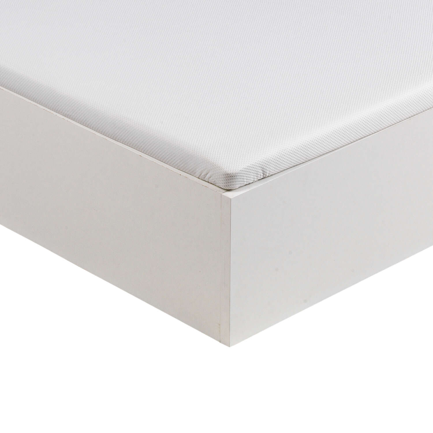 Un colchón blanco sobre un somier blanco, vista cercana.