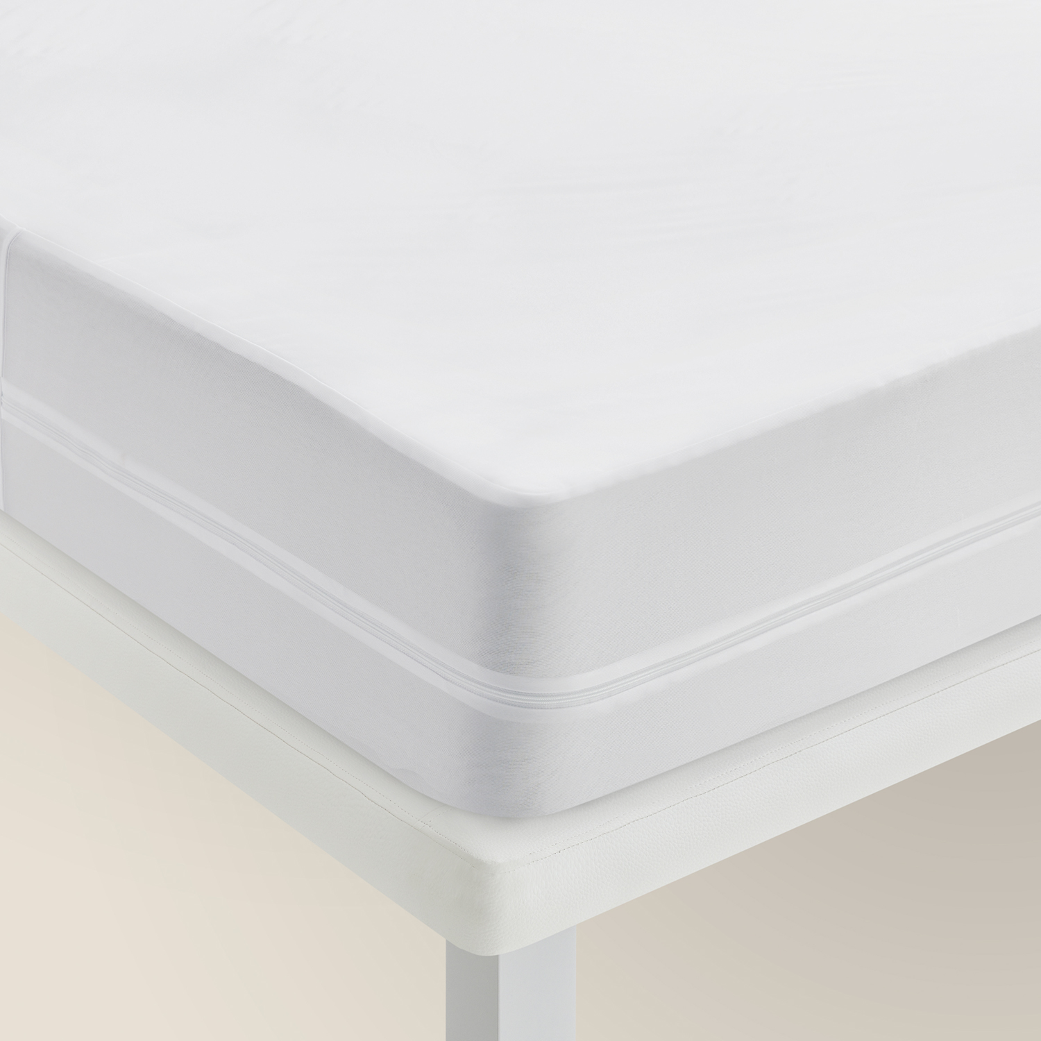 Un colchón blanco con cremallera descansa sobre un marco de cama blanco.